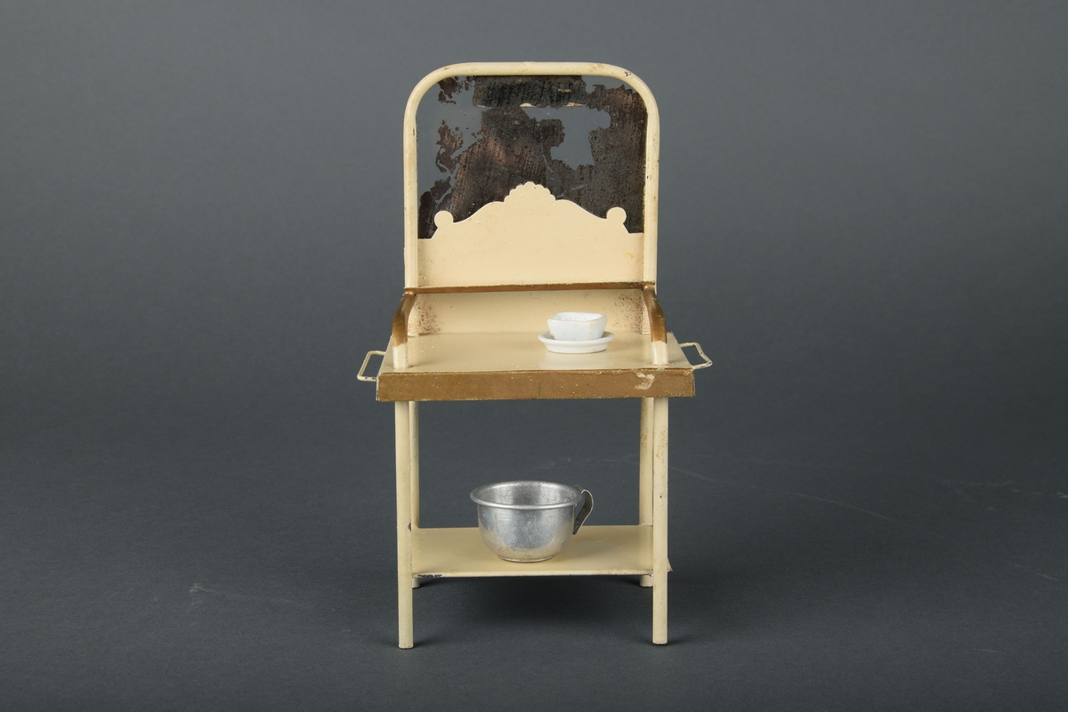 Baderomsutstyr til dukkelek - bestående av en servant med speil, en potte og en skål med fat.