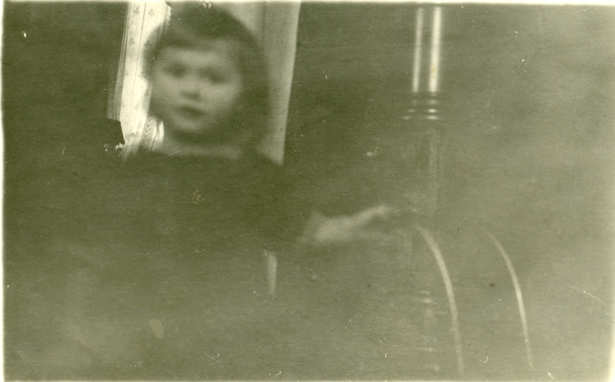 Barnefoto av Randi Islandsmoen på Blomstølen i 1922.