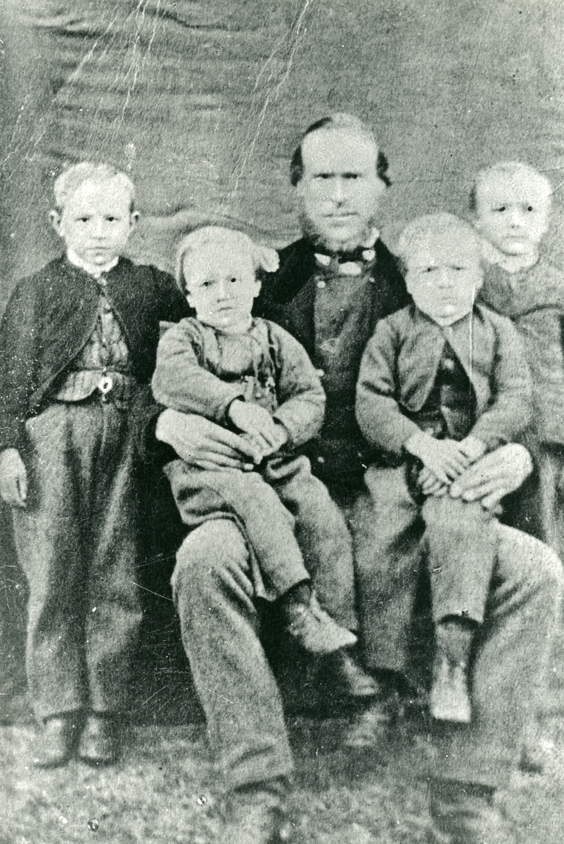 Familieportrett av Trond Hansen med sønnene.