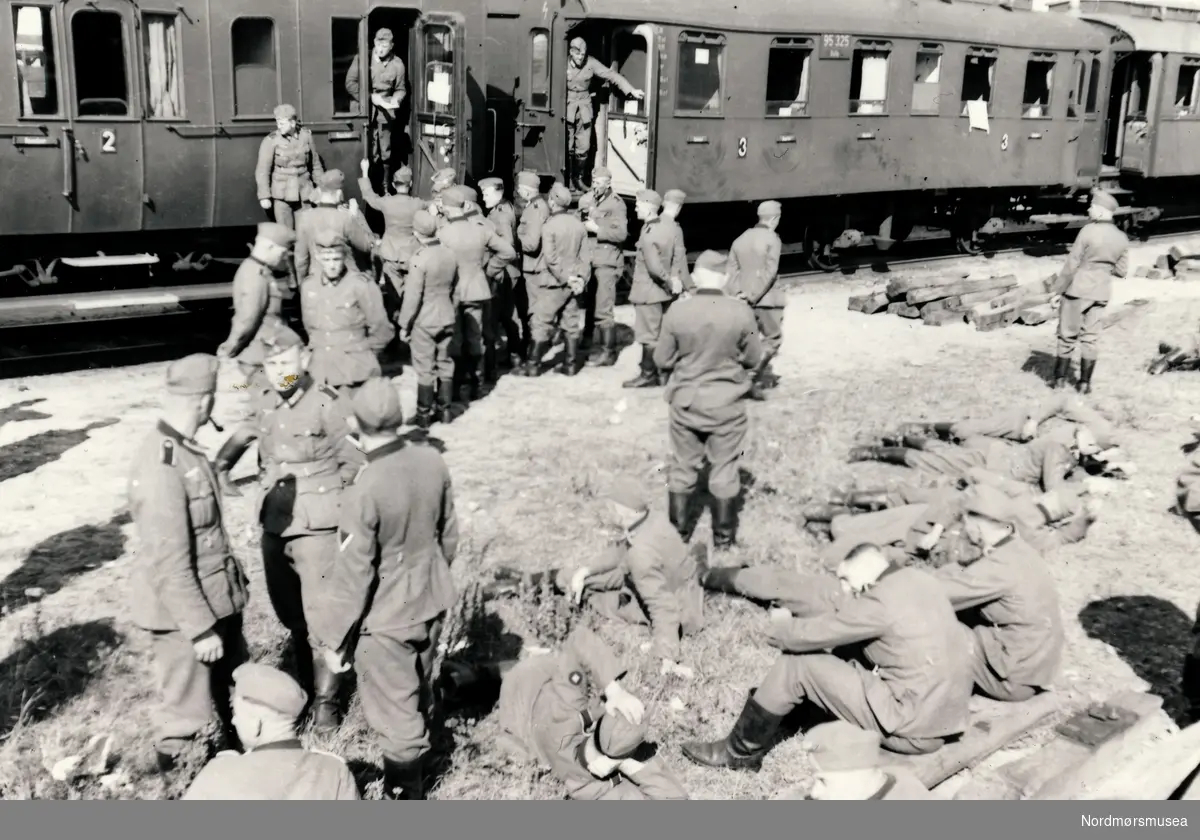 Soldater som er samlet utenfor eit tog.