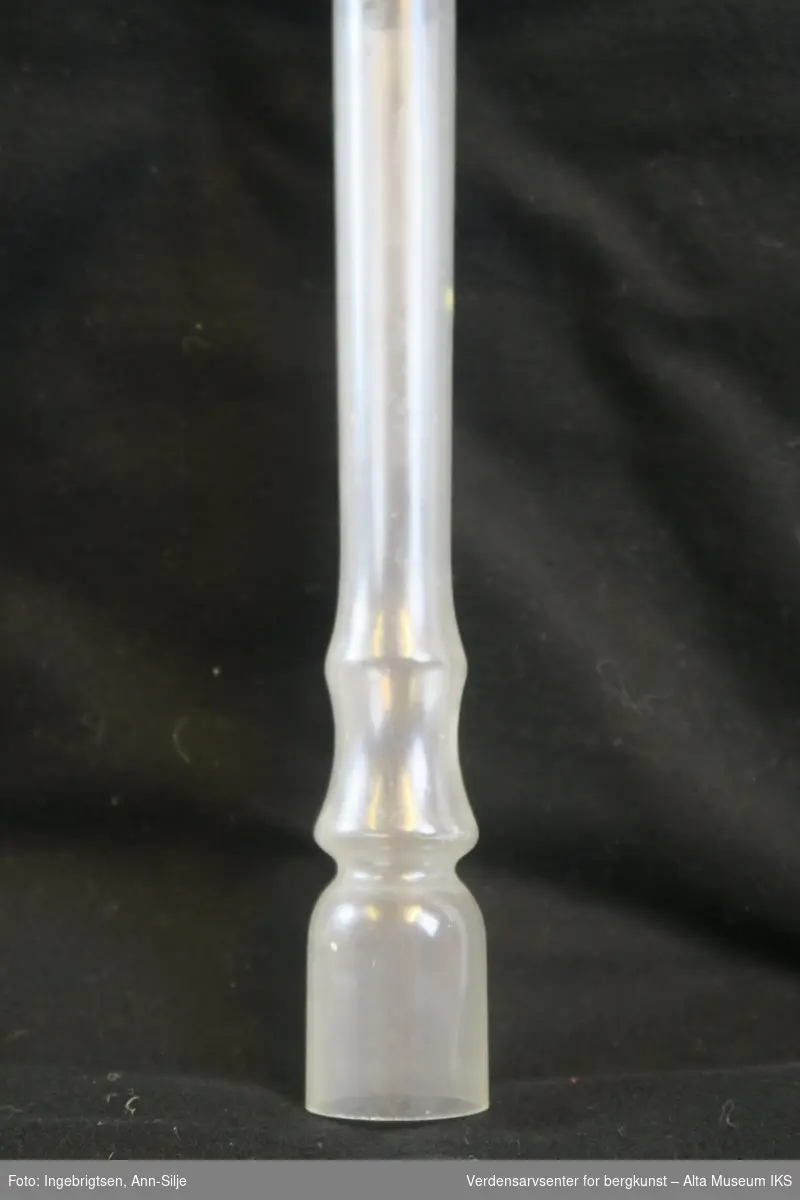 Sylinderformet glassrør som er smal oppe og bredere nede.