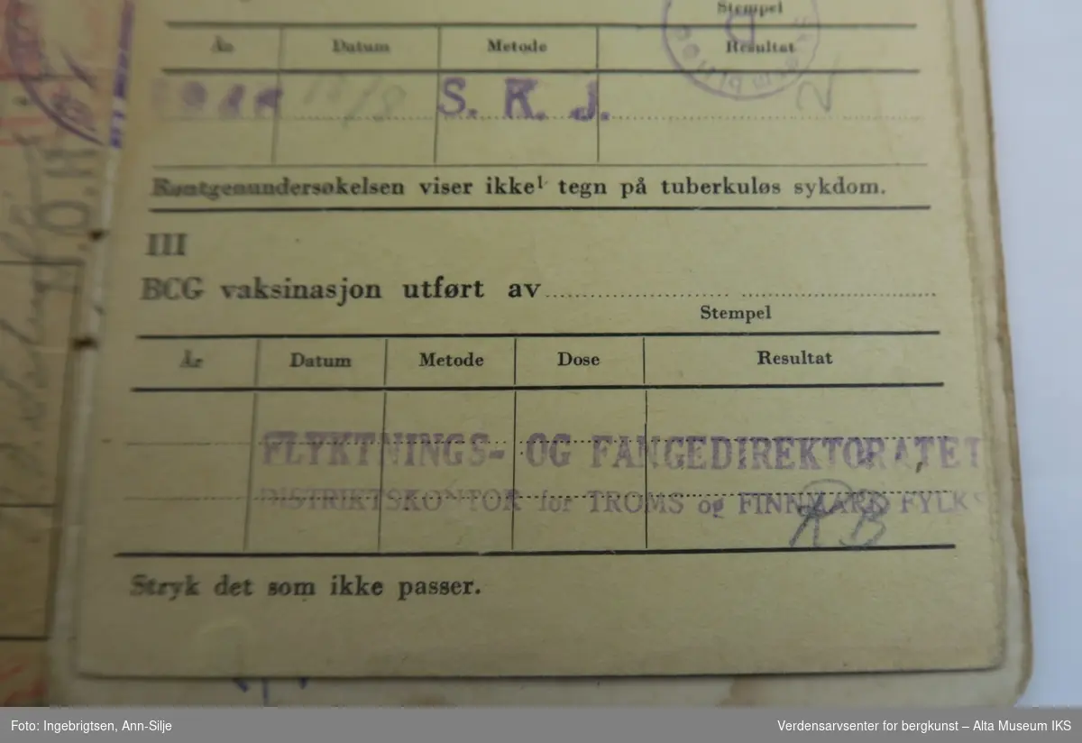 Rektangulært papirark med et skjema for reisetillatelse til Troms og Finnmark, 1946. Maskinskreven og håndskreven tekst.