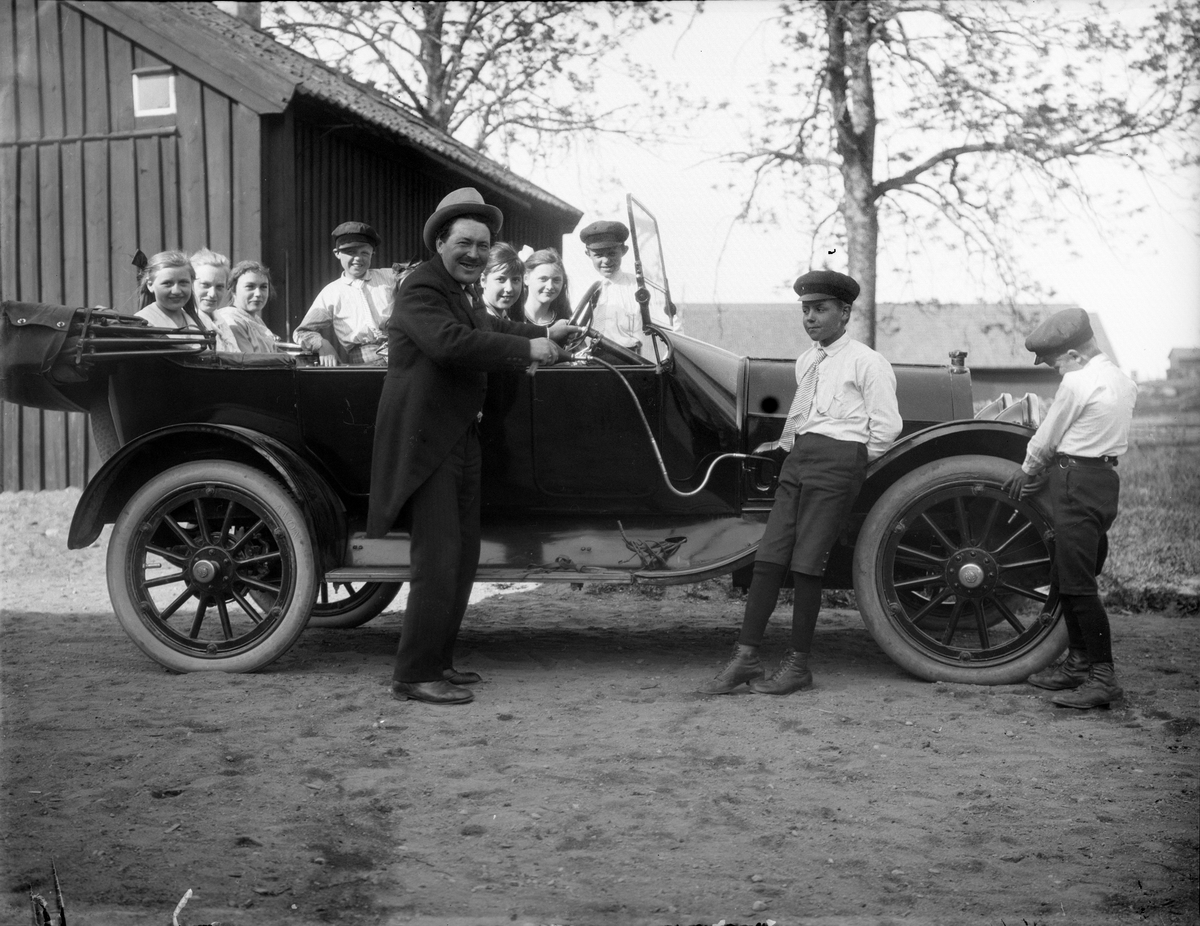 "Ungdomen skall ut på bilskjuts vid Revelsta Gård", Altuna socken, Uppland år 1919