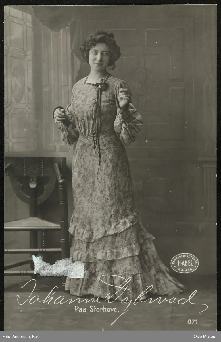 portrett, kvinne, skuespillerinne, rollebilde, Maria i "Paa Storhove" på Nationaltheatret, stående helfigur, kostyme