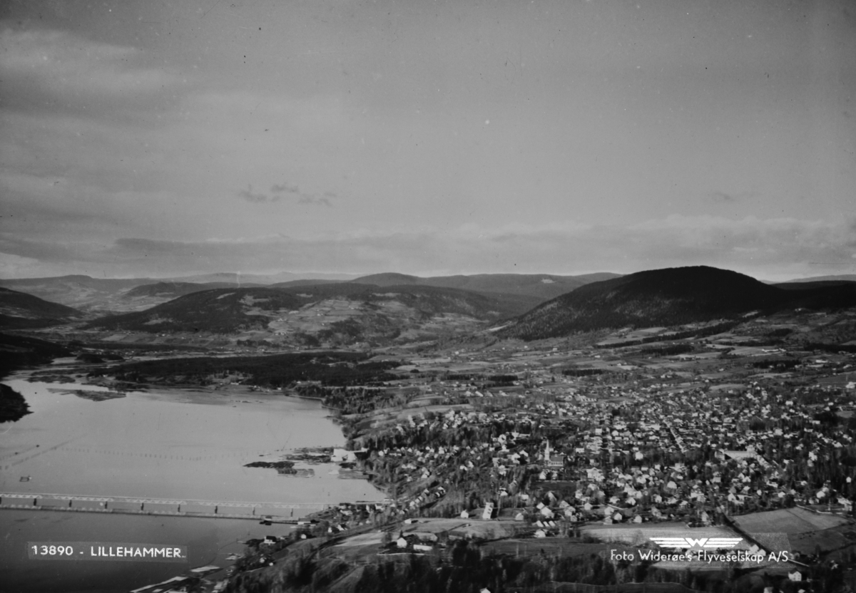 Flyfoto, med Lillehammer by og Lågen, mot Fåberg, Jørstadhøgda og Balbergkampen. I forgrunnen Vingnesbrua, og Suttestad gård.