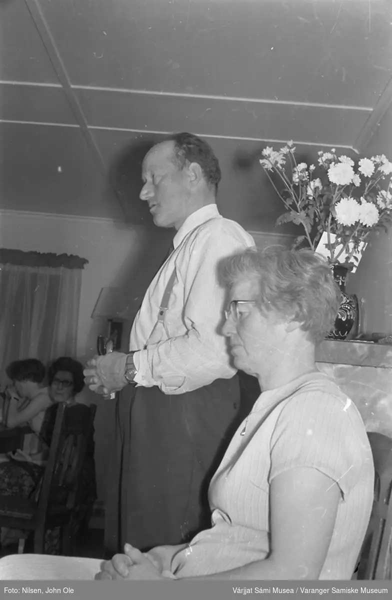 Ekteparet Arnt og Olga Fredriksen fra Vadsø. Sammenkomst av noe slag, men ukjent anledning. To andre kvinner i bakgrunnen. Ukjent sted juni/juli 1967.