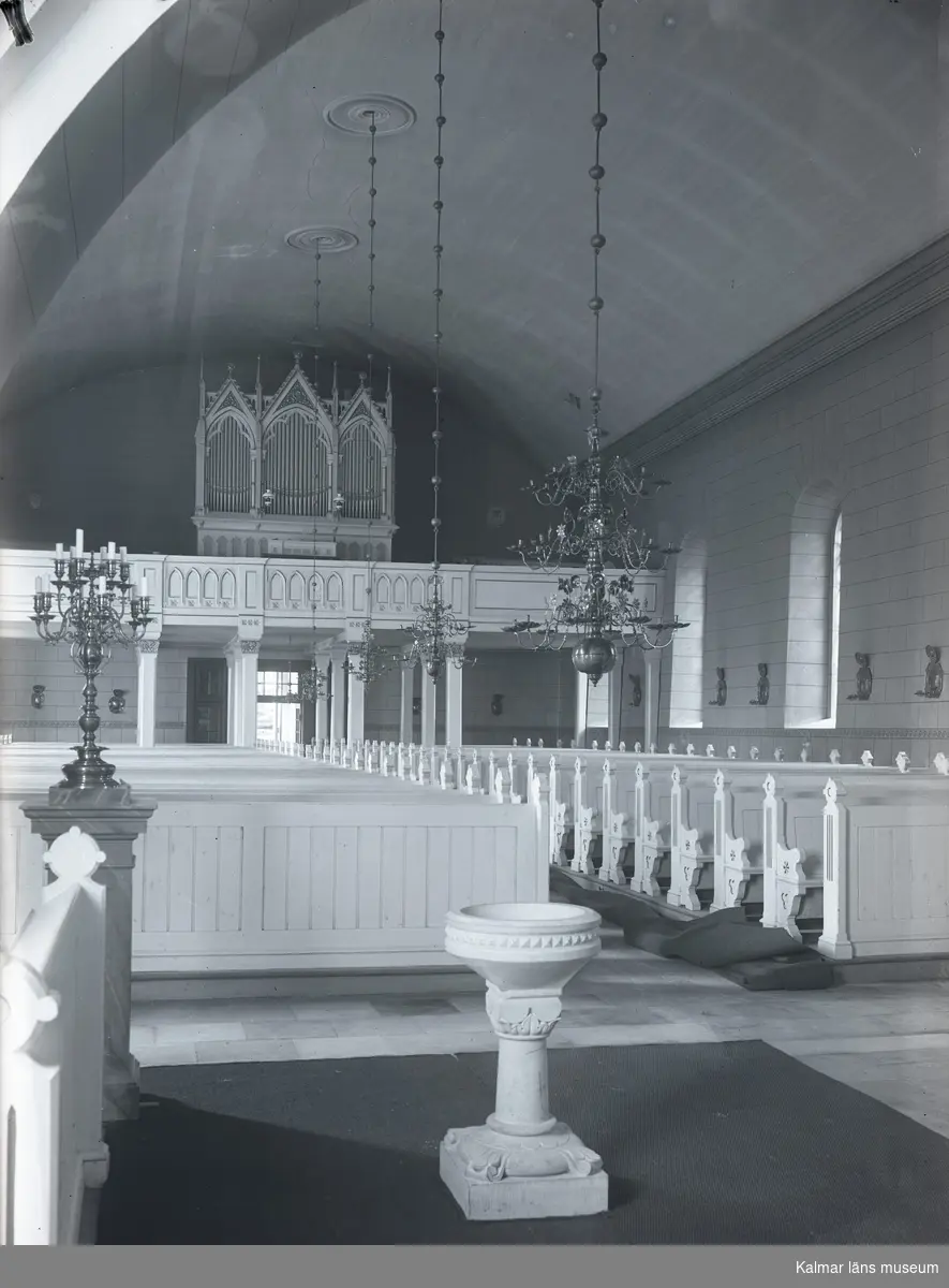 Ljungby kyrka. Interiör mot orgelläktaren.