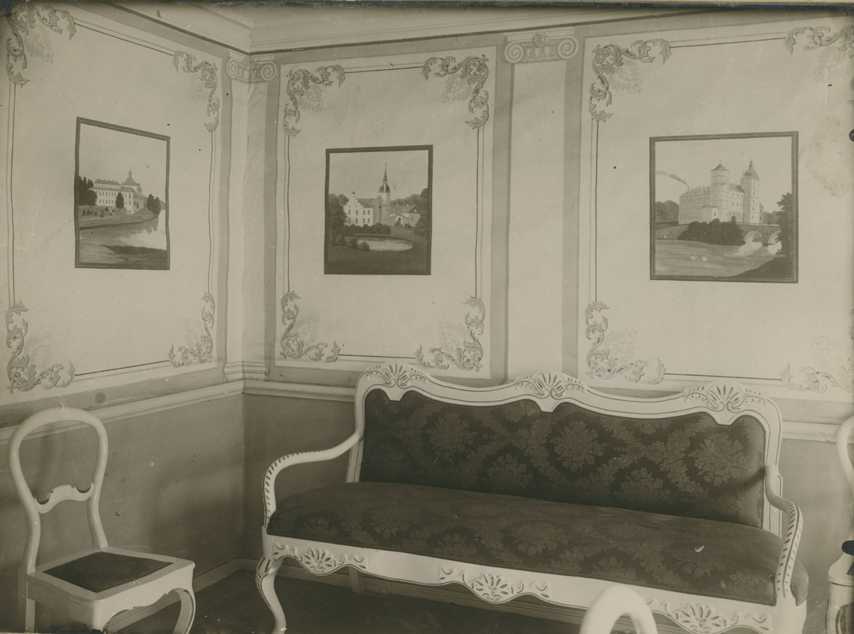 Rum i undre våningen med målningar av Nils Johan Jonsson, utförda efter förebilder i något illustrerat verk.