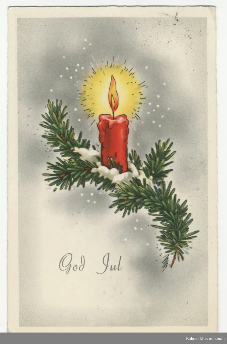 Vit ram på grå skuggad botten. Grangren med tänt rött stearinljus och lite snö. Under motivet står God Jul med svarta bokstäver.