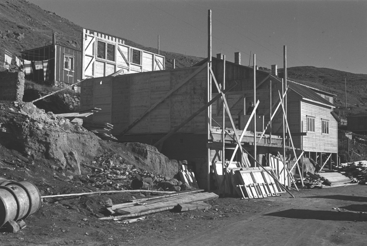 Gjenreisning. Bolighus bygges i Honningsvåg. 1946/47.