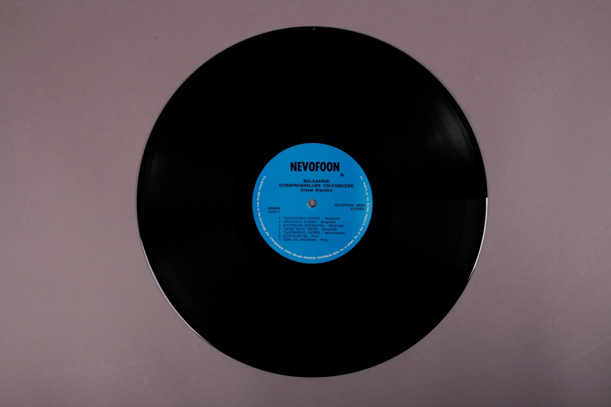 Grammofonplate i svart vinyl og plateomslag i papp. Plata ligger i en papirlomme.