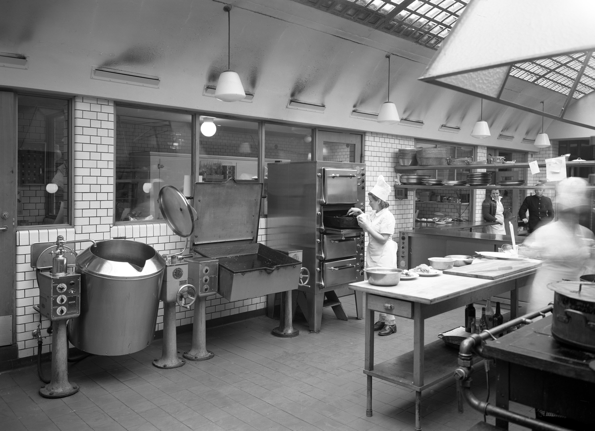 Bild från stadshotellets kök tagen 1946.
