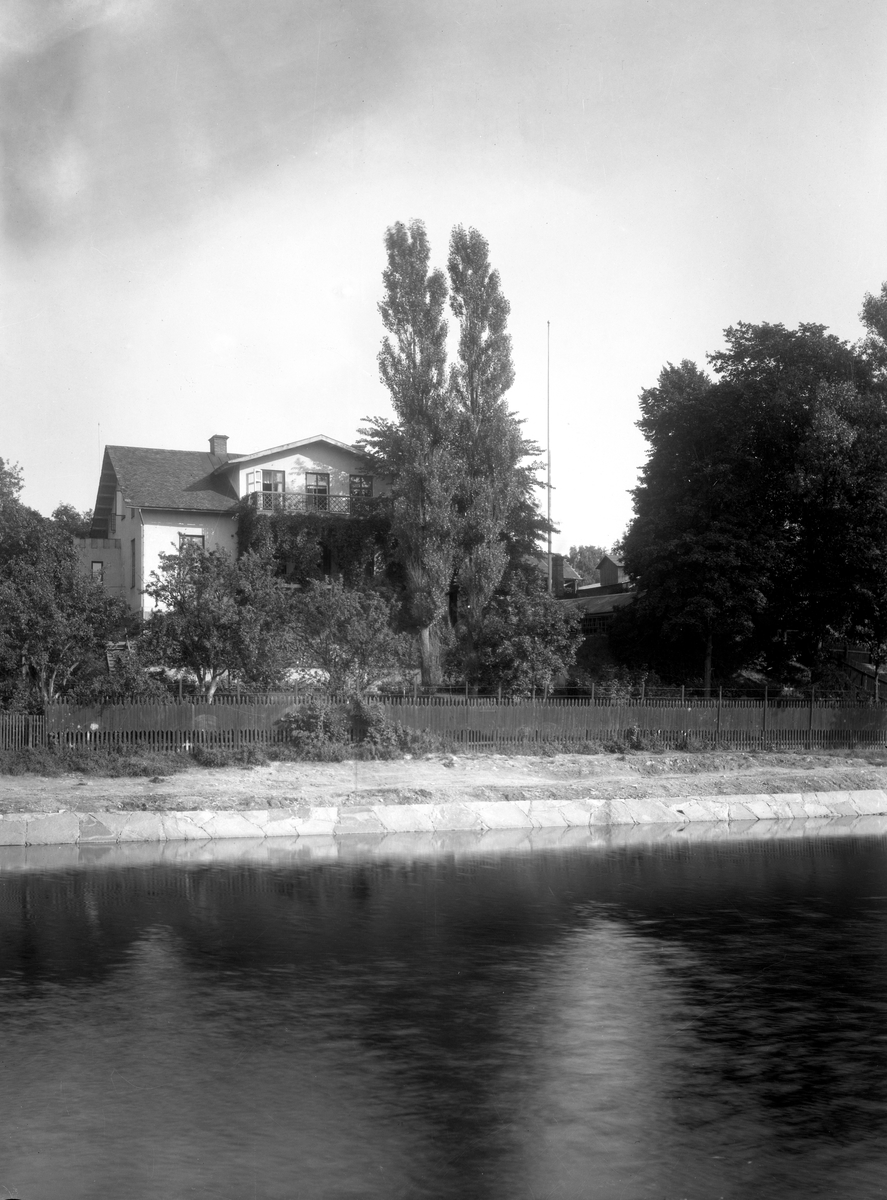 Nermanska villan som den kallades vid rivningen, här ägd av disponent Bonnevier. Bilden från mitten av 1920-talet. Lägg märke till att Strandvägen ännu inte lagts ut.
