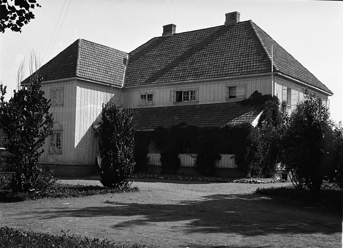 Hovedbygningen på Kjølseth (østre) i Østre Toten. To bilder fra to ulike vinkler.