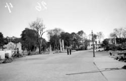 Ruinene av Johnsengården (Børsen) med bysten av Christie ute