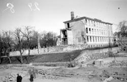 På bildet ser vi ruinene etter tyskernes bombing av Den Høgr