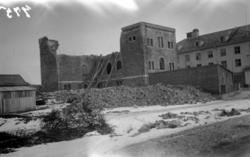 Norges Banks murbygning under nedrivning (etter bombing) i a