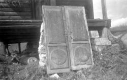 På bildet ser vi en bevart dobbeltdør fra Loennechengården s