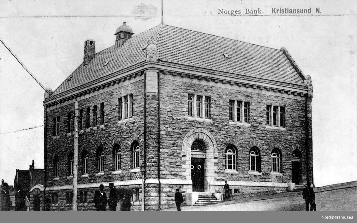 Den nye Norges bank 1908. hjørnegård
Prospektkort merket Norges Bank, Kristiansund N.
(Frå Nordmøre Museum si fotosamling)