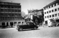 ";Fra kaia og rådhusplassen ser vi opp til tomten hvor den n