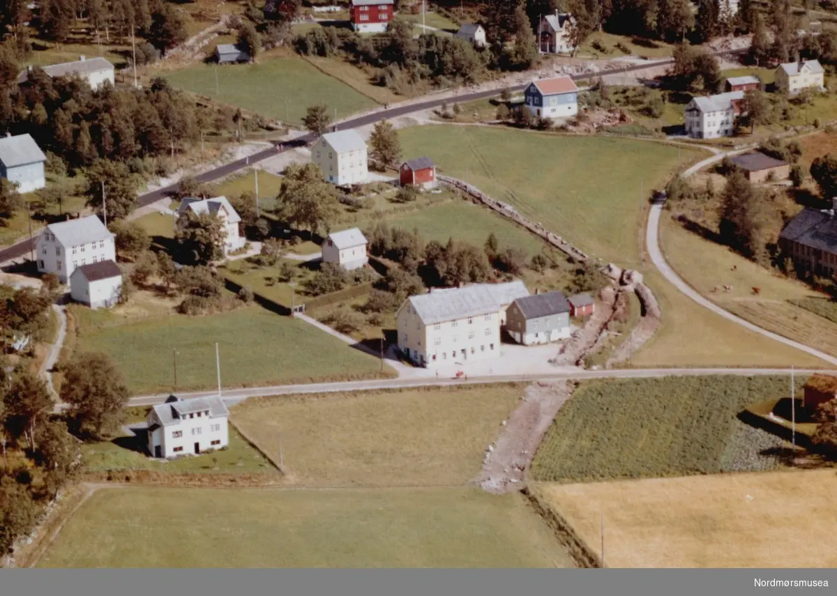 Flyfoto fra Solstad på Tingvoll. Bildet er datert 30. juli 1963, og fotograf er Widerøe's Flyveselskap a/s. Fra Nordmøre Museums fotosamlinger. /Reg:EFR2013/



