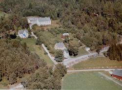 Flyfoto fra Tingvoll. Bygningen midt på bildet er en butikk.