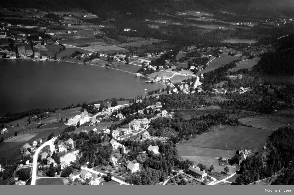 Flyfoto fra Tingvoll kommune. Bildet er datert 27. juni 1949, og fotograf er Widerøe's Flyveselskap a/s. Fra Nordmøre Museums fotosamlinger. /Reg:EFR2013/
