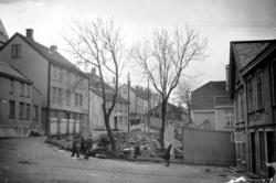 Nergata i front, med Lysters Skomakerforretning (Nergata 11 