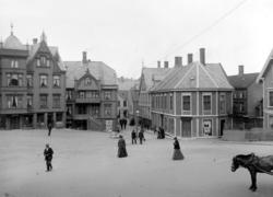 På bildet ser vi Larsengården til venstre (bygget til høyre 