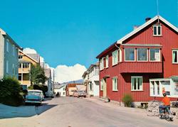 Postkort ";F-5430-2"; med motiv fra en gateparti
frå Surnada