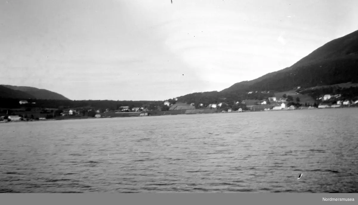 Tettsted fotografert fra sjøen, trolig et sted i Møre og Romsdal. Fra Nordmøre museums fotosamlinger. EFR2015