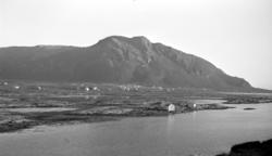 Kulturlandskap. Fjell i bakgrunn. Mulig fjell i bakgrunn kan