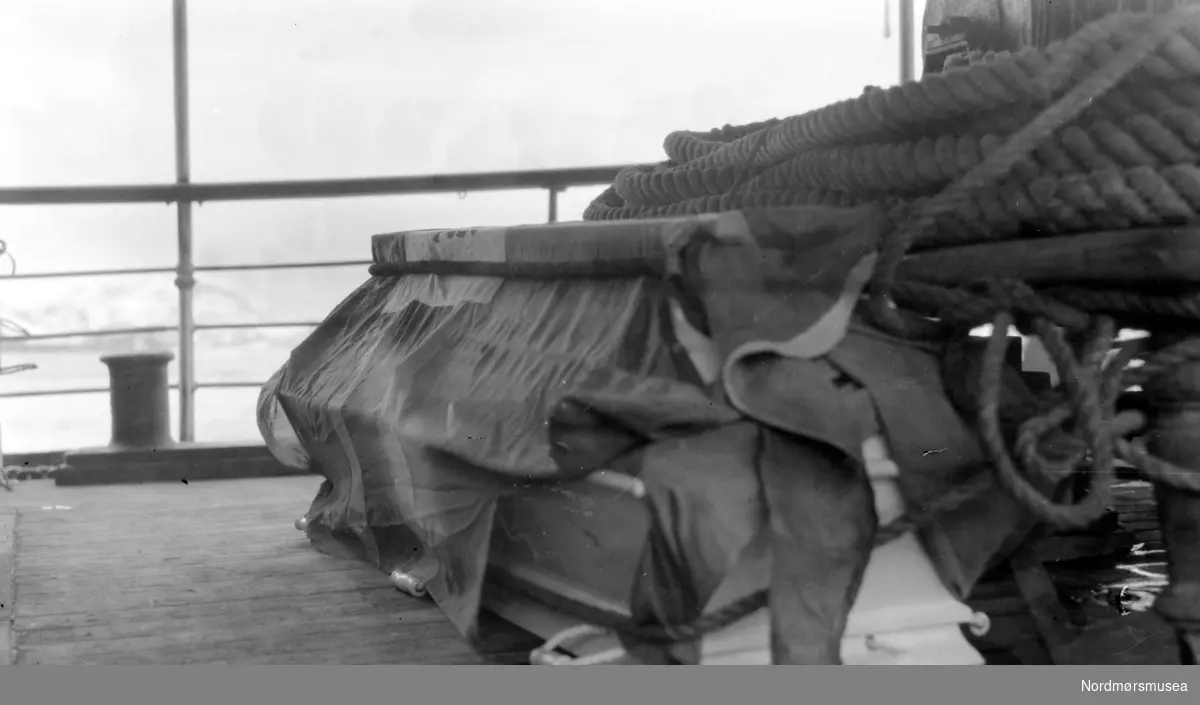 Likkiste dekket med flagg ombord i en båt. Fra Nordmøre museums fotosamlinger. EFR2015
