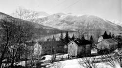 Gårdsbygninger i Eidsvåg. (Fra Nordmøre Museums fotosamling)