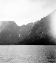 Et naturbilde. Informant: ALTØ: Eikesdalsvatnet i forgrunnen