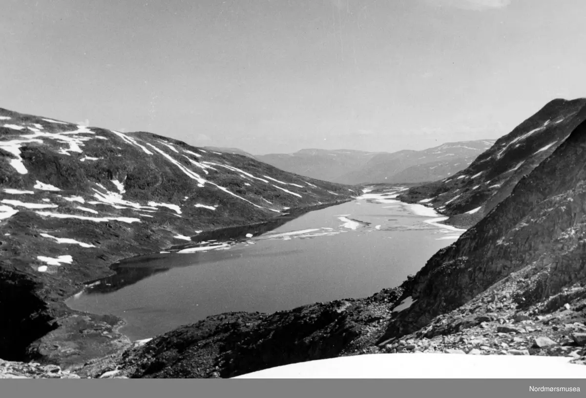 Foto av et fjellvann, trolig i Møre og Romsdal. Fotograf er trolig ...