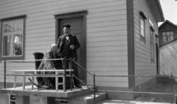 Foto av en mann og en eldre kvinne. Det er Georg Sverdrup vi