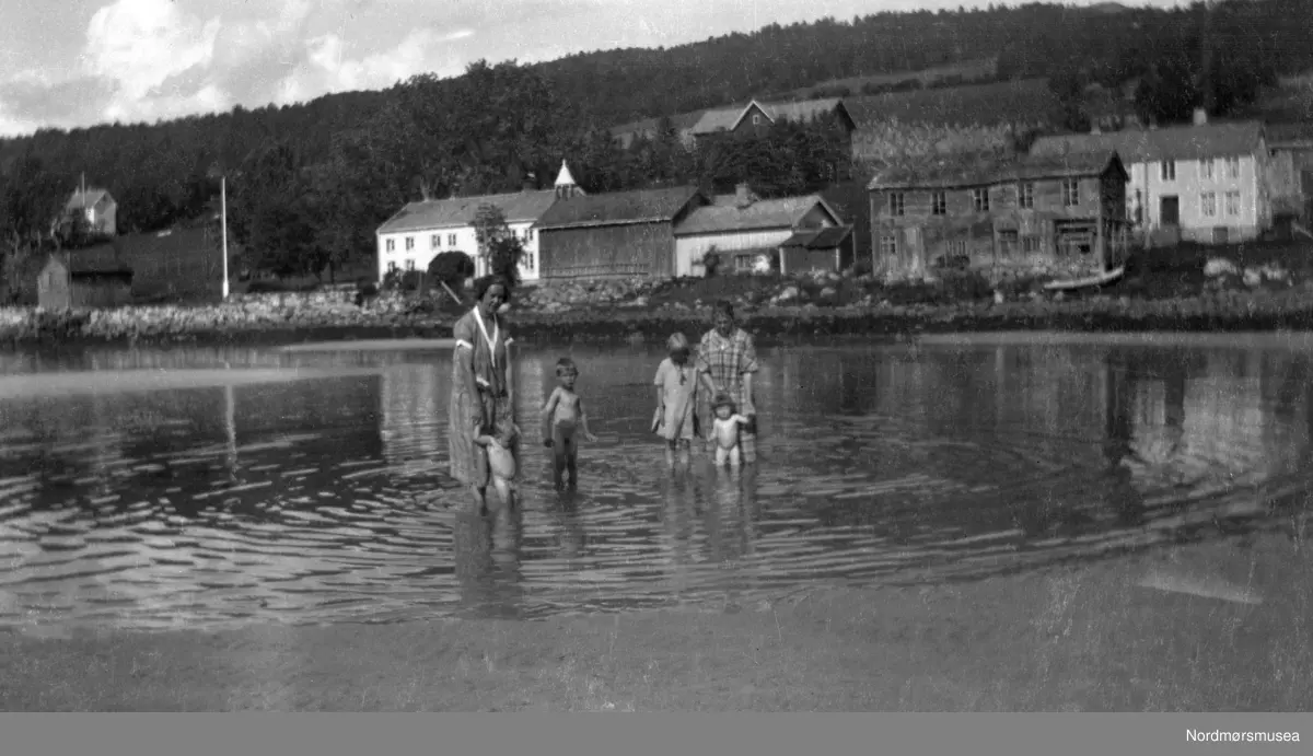 Badende kvinner og barn. De badende er barnebarn av Margrethe og Georg ...