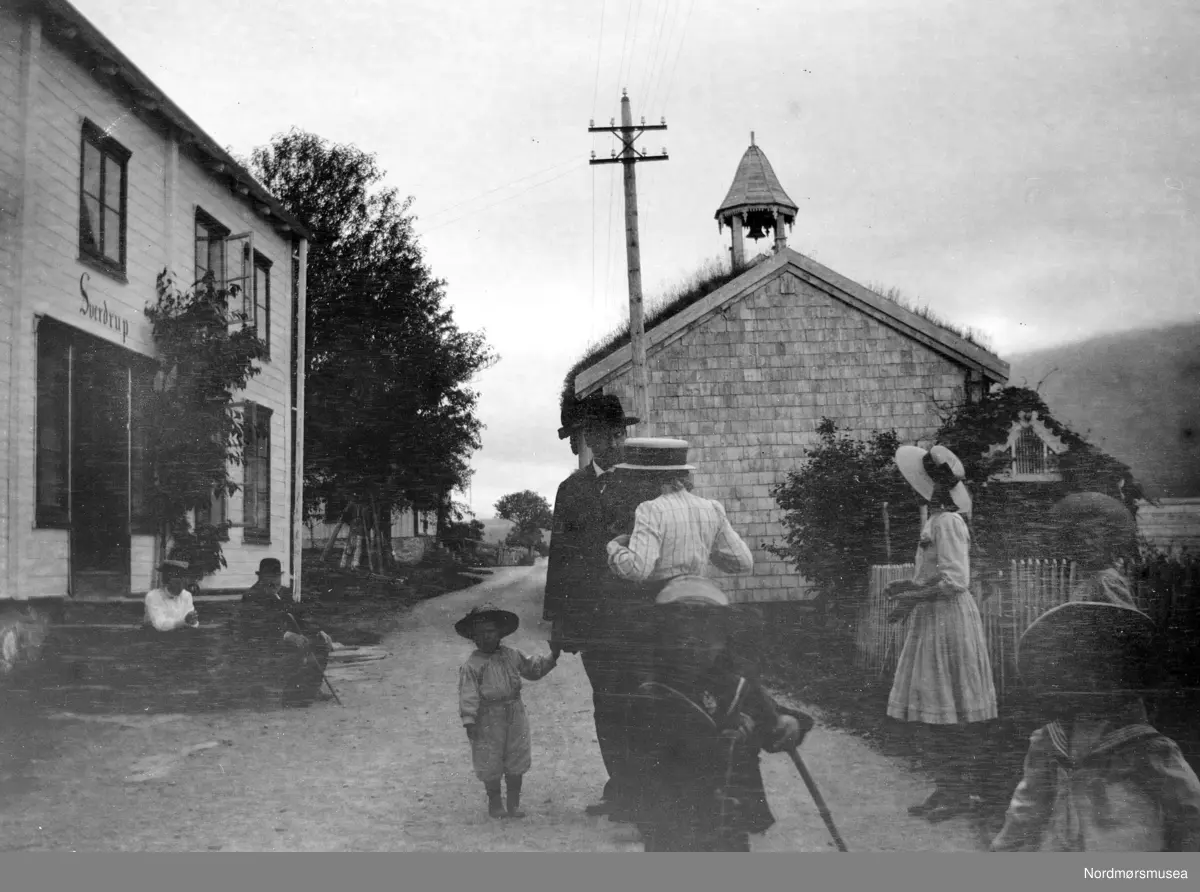 Sverdrups Hotell i Eidsvåg, i Nesset kommune. Hit kom Georg Sverdrups foreldre flyttende fra Nord-Trøndelag på slutten av 1800-tallet. Huset kalles idag (2009) Sjøgarden. Mannen som sitter på trappen er trolig hotelleieren, Henrik Falch Lund Sverdrup. Fra Nordmøre museums fotosamlinger. EFR2015