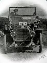 bil med registreringsskiltene T-109 plassert på toppen av ra