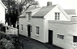 Foto av et eldre hus med tilbygg. Trolig i Kristiansund, men