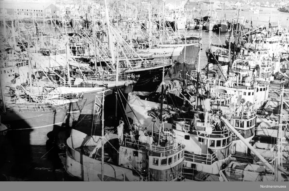 Trolig fra Storsildfisket i Kristiansund, hvor vi ser båtene ligge tett i tett. Avis/pressebilde fra Romsdalspostens sitt arkiv. Datering er ukjent. Fra Nordmøre Museums fotosamlinger. EFR2015