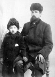 Portrettfoto av Thoresen og sønn. Ukjent datering. Fra Nordm