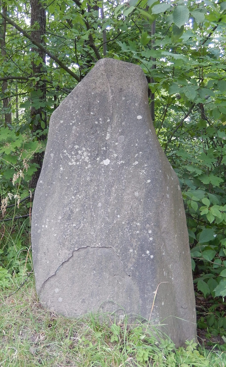 Halvmilstolpe i sten från 1680. På baksidan: ”Per Brahe. C:I:  X  1680”