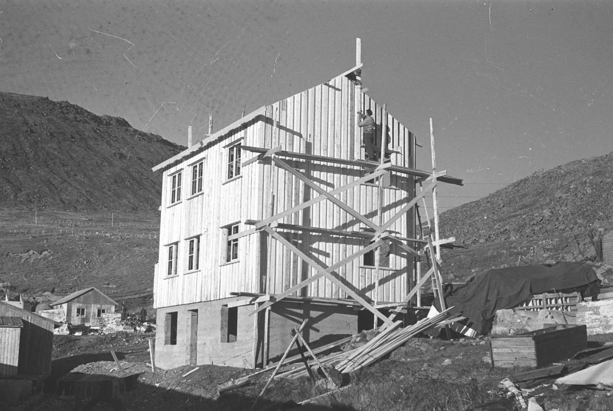 Gjenreisning. Honningsvåg. Et bolighus under oppbygging. 1946/47.