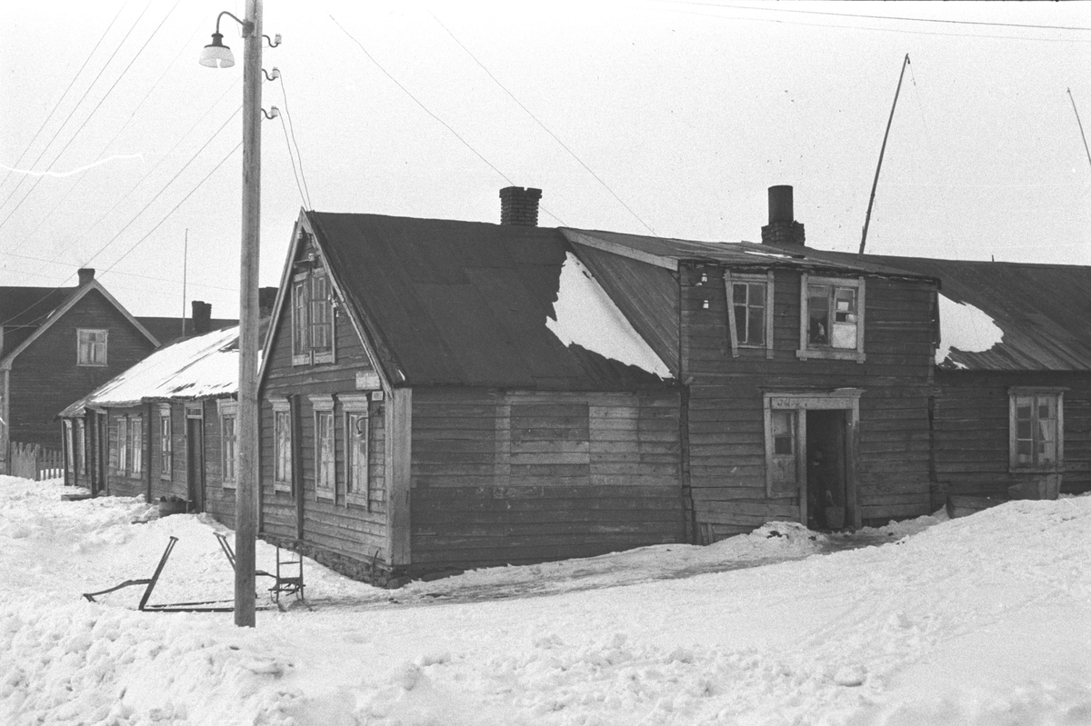 Gjenreisning. Gamle hus i Vadsø. Påske 1947.