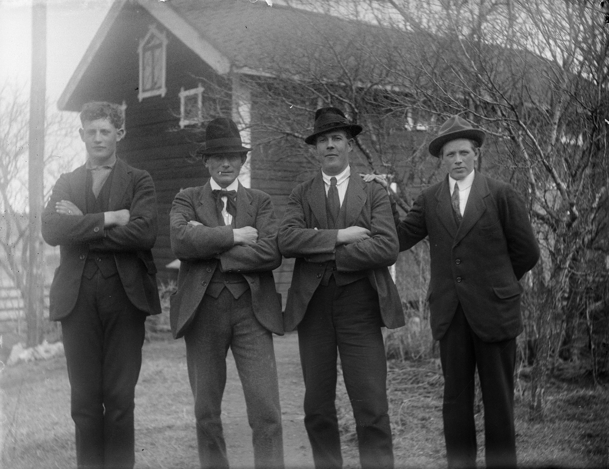 "Ernst Rollin, Herman Nilson, Johan i Enby och Alex Södergren", Uppland 1920