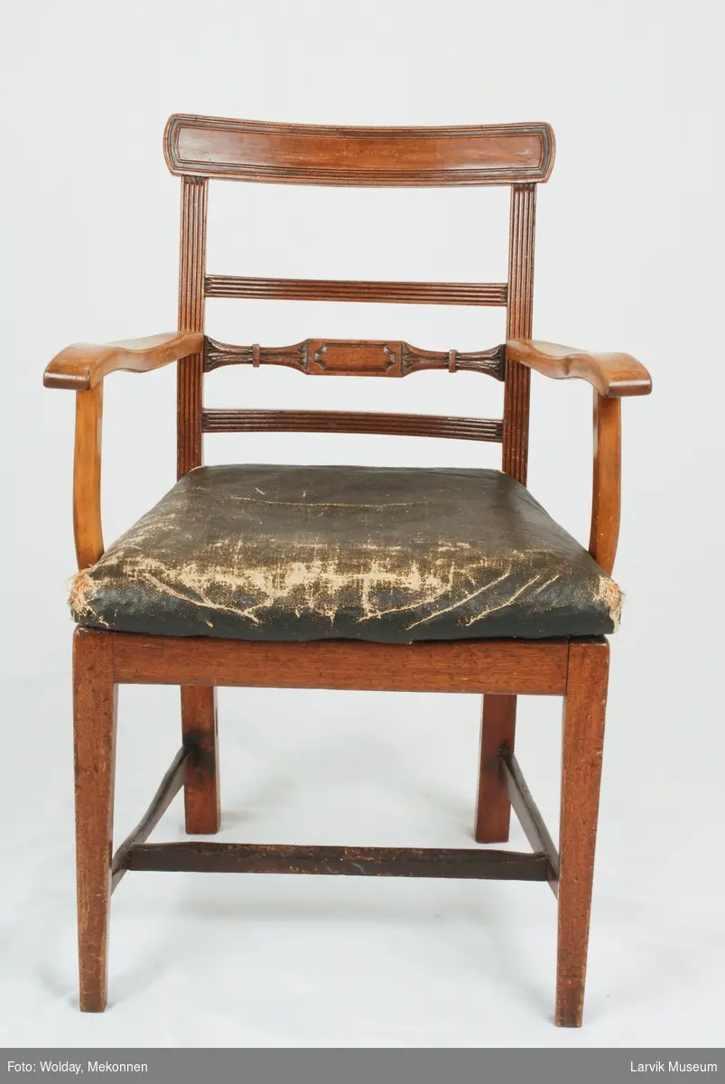 Form: stol i mahogny(?) i Sheraton stil med fine
