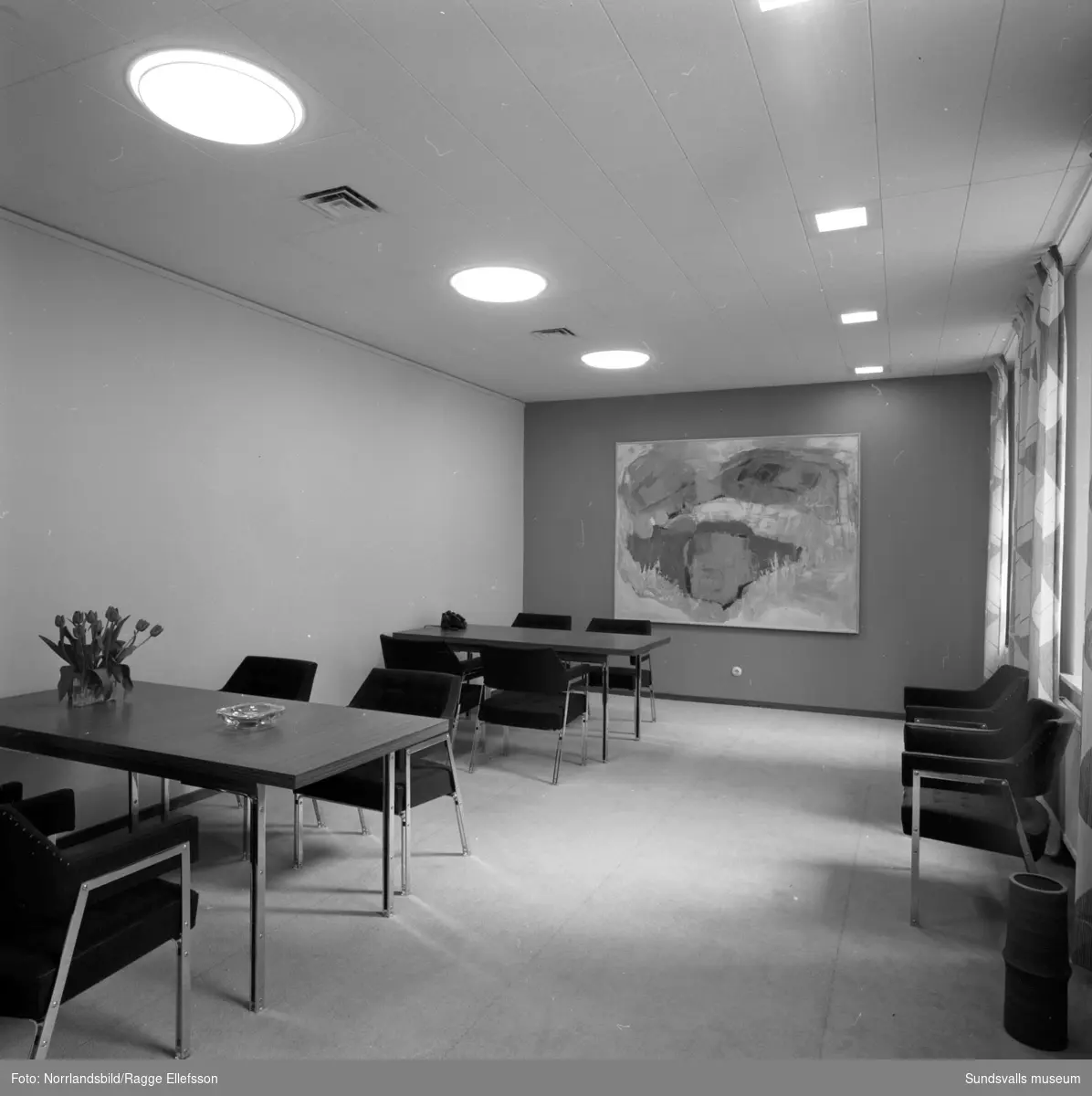 Bilder från pressvisningen av Skandinaviska bankens lokaler och exteriör inför öppnandet. Banken etablerade sig i det hus vid Storgatan 19 som byggdes av grosshandlare Frans Pettersson och vars konfektionsvaruhus lades ned 1963.