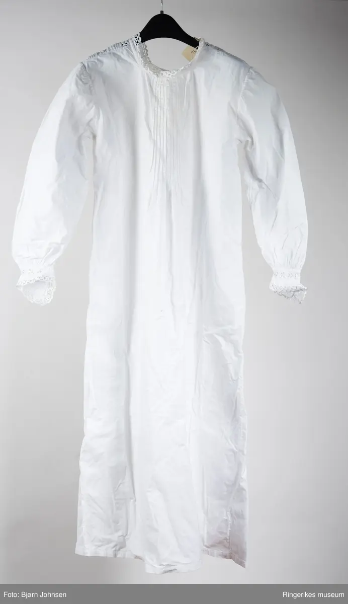 Gjennombrutte blonder, stilliserte blomster